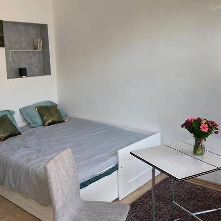 Magnifique Studio Au 2Eme Etage, A Proximite De La Gare Du Midi! Брюксел Екстериор снимка